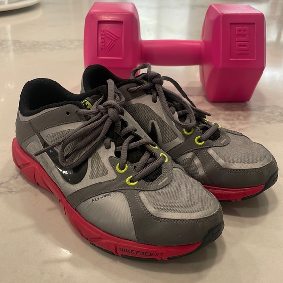 Women’s Nike athletic shoes - Picture 1 of 6